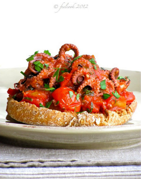 Friselle con polipetti al pomodoro