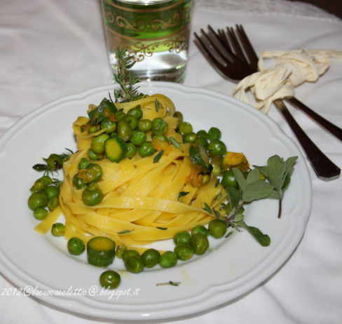 Tagliatelle con ragù di verdure primaverili