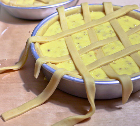 Il primo passo del nostro percorso tra le pastiere: la ricetta della pastiera tradizionale.