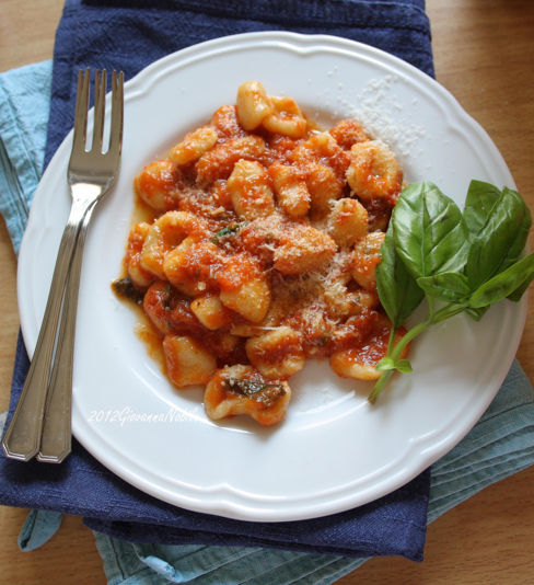 Orecchiette col sugo di pomodoro fresco e involtini di carne