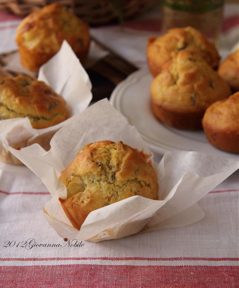 Muffin con funghi porcini secchi e fontina