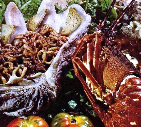 Calamari all' amalfitana con olive nere e pinoli