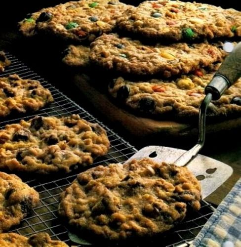 Cookies with colored sprinkles, biscotti con confettini colorati