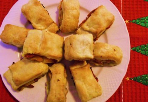 RICETTE PER LE FESTE – GIRELLE DI SFOGLIA CON PEPERONI, SALSICCIA,TACCHINO E ZUCCA