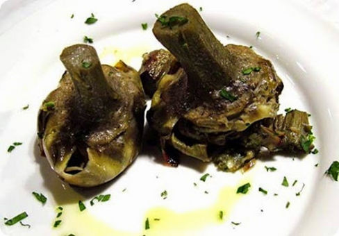 Carciofi alla romana con foglioline di menta.