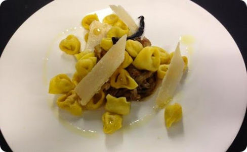 Insalata tiepida di tortellini con indivia profumata alla vaniglia.