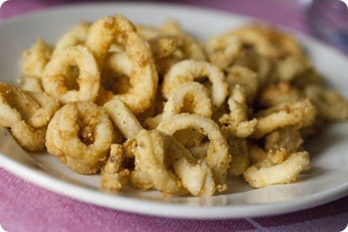 Anelli di calamaro fritti con panure al curry.
