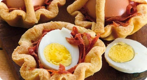 Cestini di frolla al parmigiano con uova e salame.