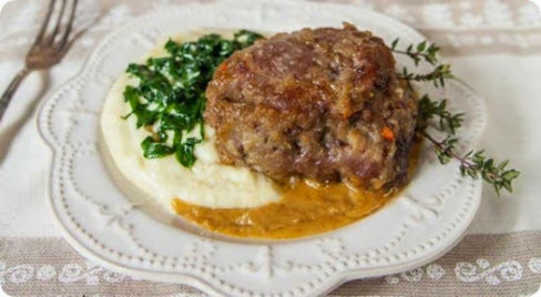 Guancette di vitello in salsa di vino con patate e carletti.
