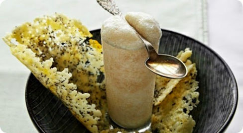 Sorbetto pera e spumante e chips al parmigiano.