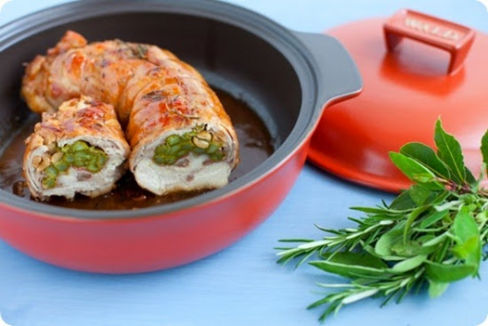 Arrosto di coniglio ripieno di asparagi, prosciutto e arachidi.