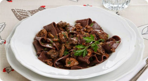 Pappardelle al cacao con ragù di lepre.
