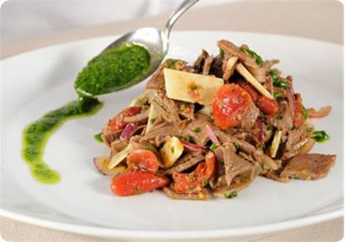 Insalata di carne di manzo con pomodori al forno.