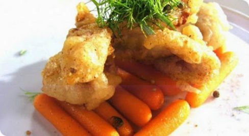 Tacchino croccante alla birra con carote baby glassate.