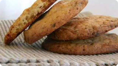 Biscotti con mandorle tostate e cioccolato bianco.