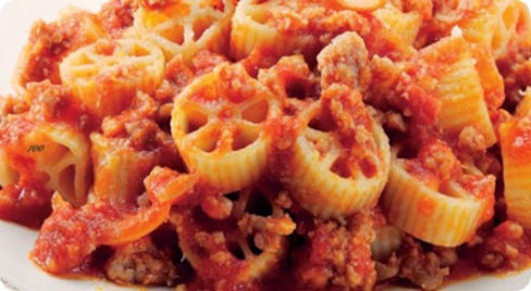 Ruote salsiccia e pomodoro, un primo piatto piccante e di carattere.