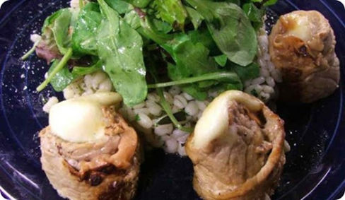 Involtino di vitello con mortadella con insalatina di orzo freddo e olive.