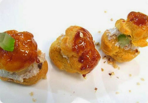 Bigne' caramellati con crema di ricotta.