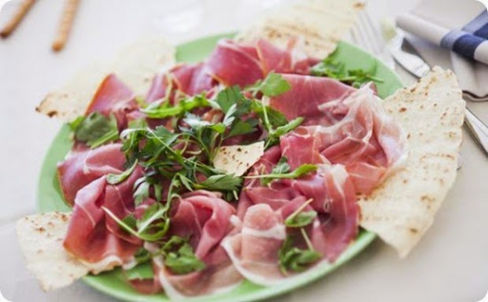 La piadina perfetta, classica e gourmet, il più famoso street food della Romagna.