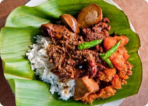 La cucina indonesiana è molto diversa, speziata e raffinata, varia quindi da isola a isola.