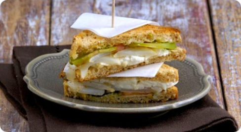 Sandwich di stoccafisso di Norvegia con pomodoro verde e burrata.