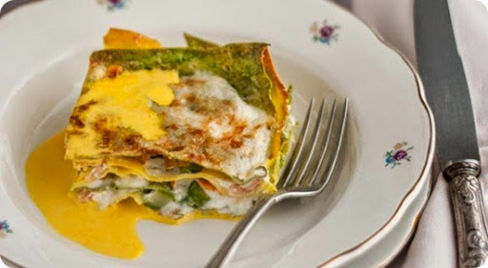 Lasagne allo zafferano con salmone, asparagi e fiori di zucca.