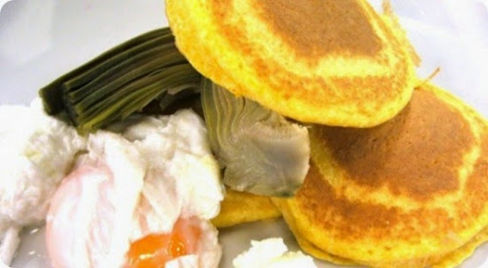 Blinis di carote morbidi con asparagi, uova pochet e panna acida.