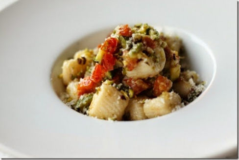 Gnocchi di ricotta con sugo di zucchine e pomodori.