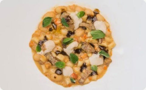 Gnocchetti di semola di grano duro, trippe di rombo e fagioli gialet.