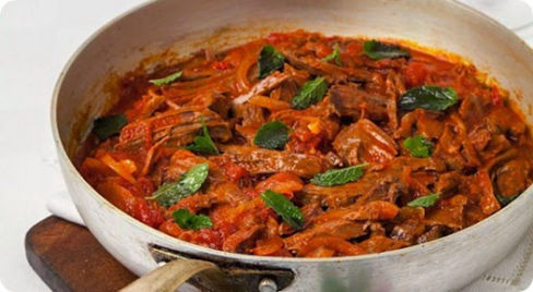 Lesso alla picchiapò, uno dei grandi piatti tipici della cucina popolare romana.