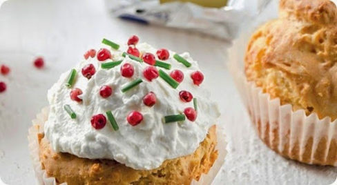 Cupcake salati ai formaggi, una ricetta facile e veloce per un aperitivo sfizioso.