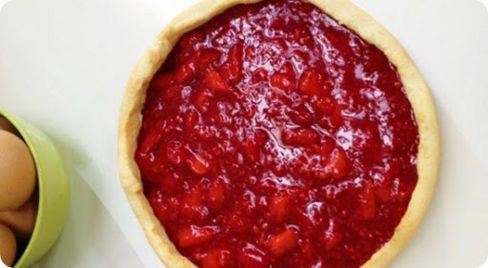 Pie americana alle fragole e lamponi.