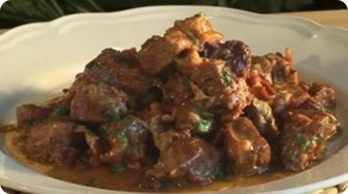 Carbonade ottimo piatto montano a base di carne rossa, arricchito da un soffuso sapore piccante.