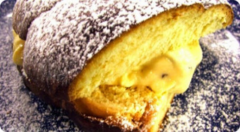 Brioche farcita con gelato di crema.