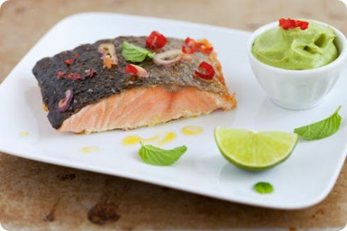 Filetto di salmone alla griglia con peperoncini e purè di avocado.