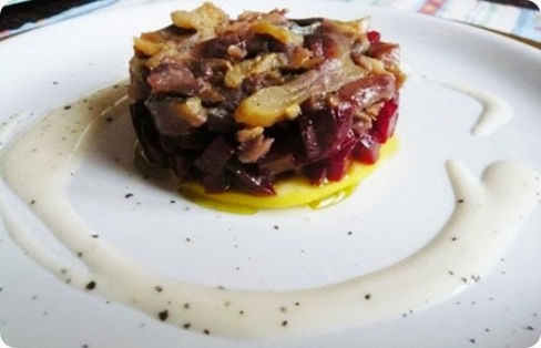 Aringa affumicata con salsa all'aglio e tartare di rape rosse e mela gialla delizia.