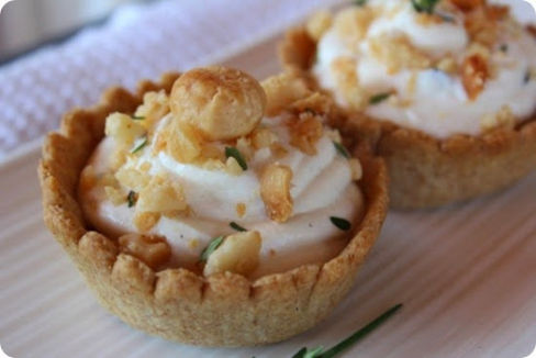 Cestini di brisé con crema di ricotta alle erbe e macadamia.