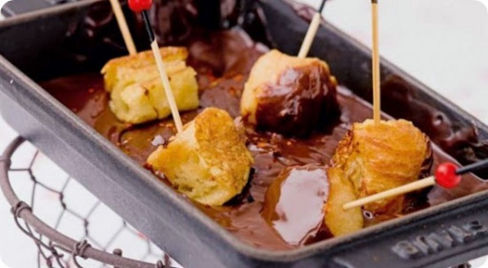 Bocconcini di brioche con fonduta di cioccolato.