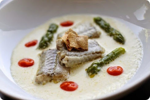 Anguilla su crema di sedano, asparagi e pomodoro.