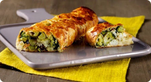 Rotolo di sfoglia con stoccafisso broccolo e frutta secca.