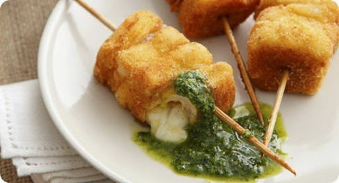 Spiedini di mozzarella in carrozza.