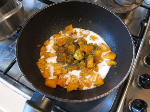 Spaghetti con zucca, curcuma, menta e latte di cocco.