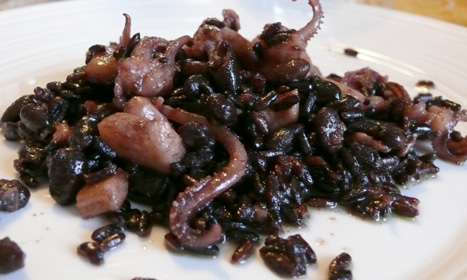 Riso Nero di Baraggia con calamari e fagioli neri.