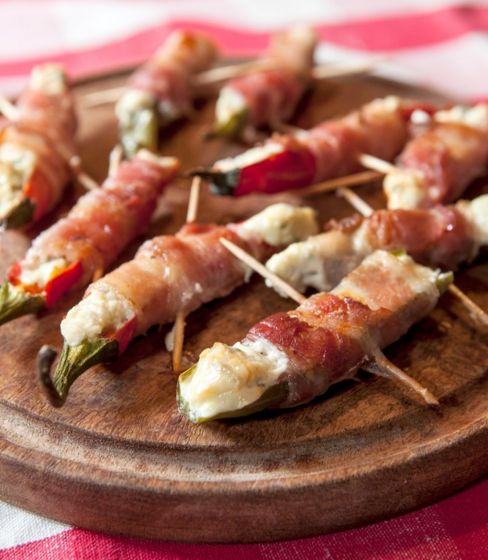 Poppers! Peperoncini piccanti avvolti nel bacon