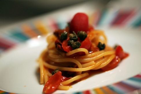 Spaghetti Giuseppe Afeltra ai quattro pomidoro, capperi fritti.