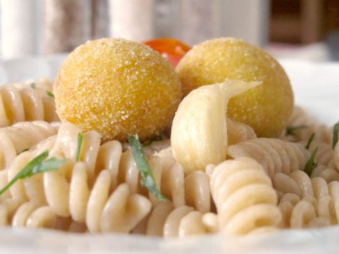 Monograno Felicetti | Fusilli di farro aglio, olio e peperoncino, ma con polpettine di porro e baccalà