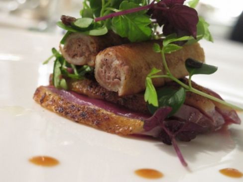 Vinciguerra | Petto d’anatra marinato al sale e scottato sulla pelle, cannolo del suo fegato e salsa alla pechinese