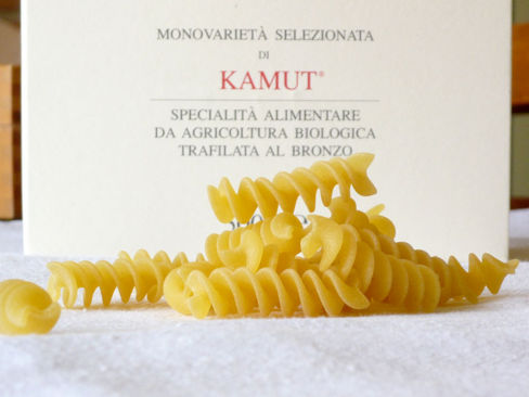Fusilli Felicetti Monograno Khorasan-Kamut con soupe à l’oignon, crudo di sarde, acqua di prezzemolo, peperoncino fresco e conchiglie.
