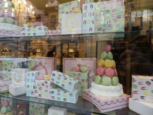 L’AntipatiCibVs: Macaron Ladurée + Hello Kitty: moriremo soffocati dalla melassa?