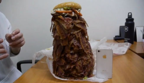 Un hamburger (o due) e un deficiente…